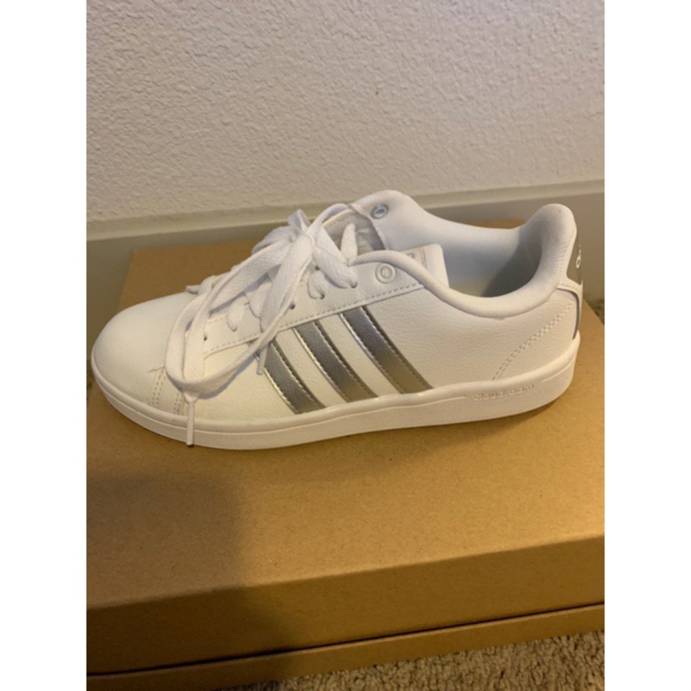 Adidas cloudfoam size 7 - White & Silver